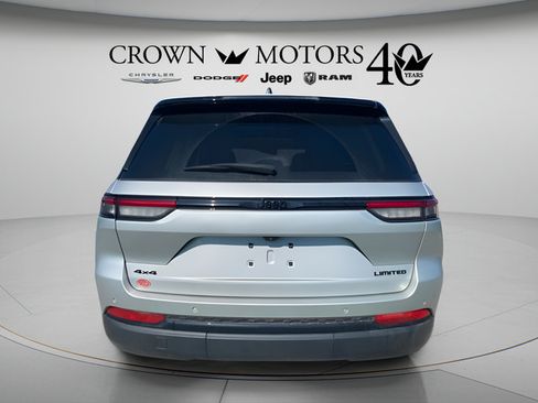 Used 2023 Jeep Grand Cherokee Limited w/ Black Appearance Package AWD/4WD image 11