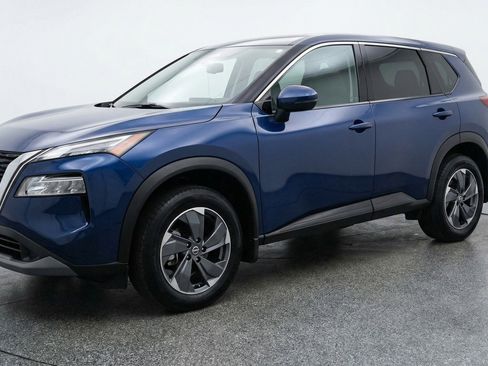 Used 2025 Nissan Rogue SV image 3