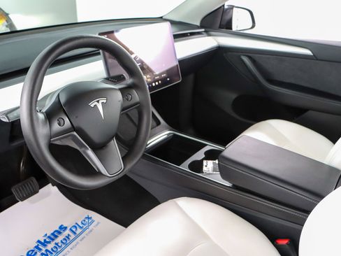Used 2025 Tesla Model Y Long Range image 22