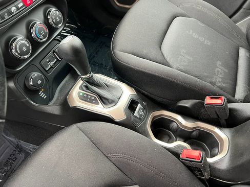 Used 2017 Jeep Renegade Latitude w/ Cold Weather Group AWD/4WD image 18