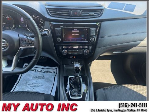 Used 2018 Nissan Rogue SV AWD/4WD image 16