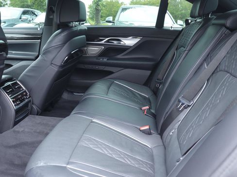Used 2022 BMW 750Li xDrive AWD/4WD image 12