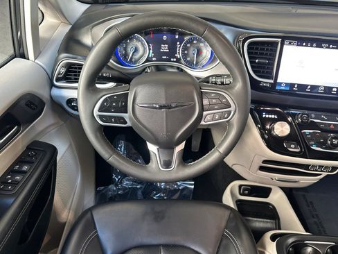 Used 2023 Chrysler Pacifica Touring-L image 16