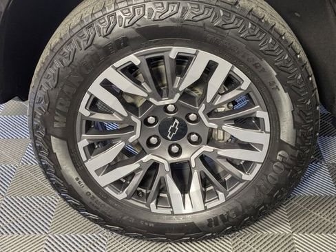 Certified 2025 Chevrolet Suburban Z71 image 8