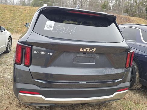 Used 2024 Kia Sorento S image 4