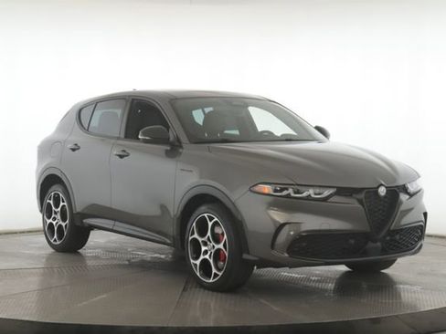 Used 2025 Alfa Romeo Tonale w/ Premium Package image 2