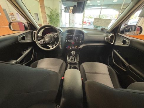 Used 2025 Kia Soul LX w/ LX Technology Package FWD image 11