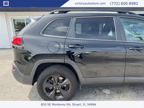 Used 2018 Jeep Cherokee Latitude w/ Altitude Package AWD/4WD image 11