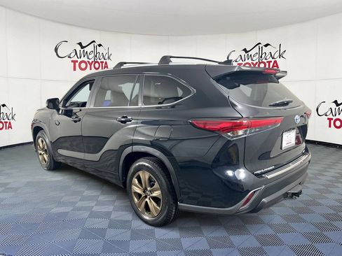 Used 2023 Toyota Highlander Bronze Edition FWD image 5
