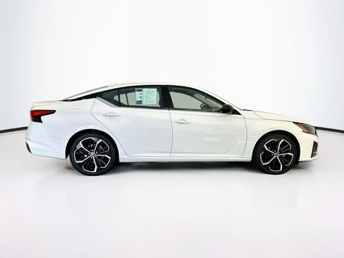 Used 2024 Nissan Altima 2.5 SR FWD image 10