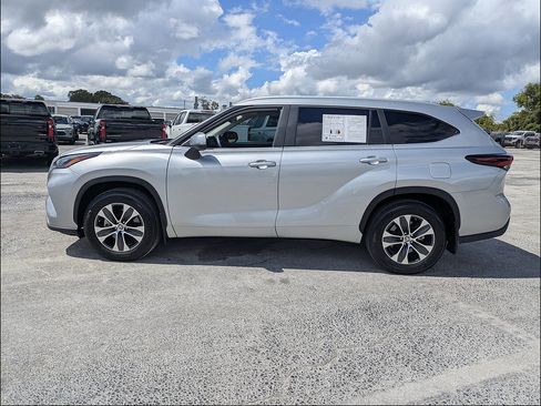 Used 2024 Toyota Highlander XLE FWD image 4