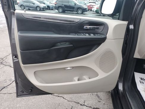 Used 2018 Dodge Grand Caravan SE w/ UConnect Hands-Free Group image 23