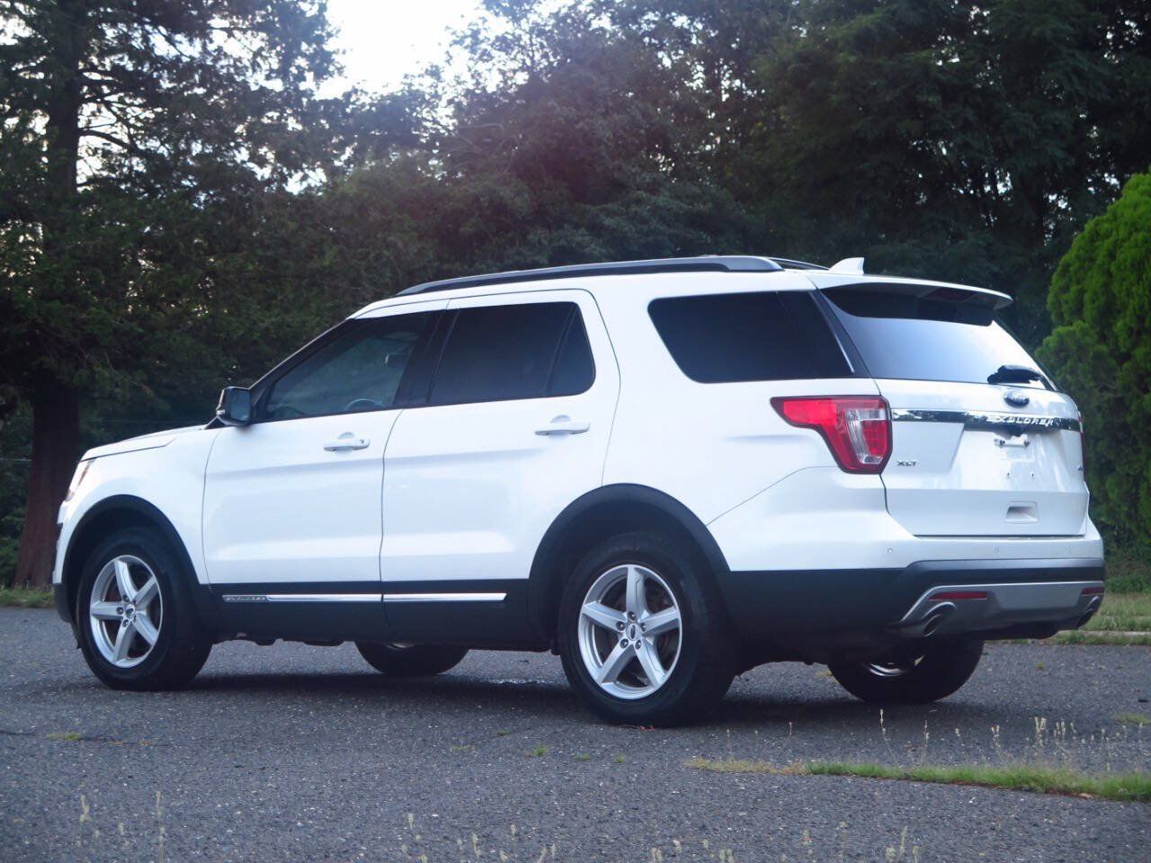 Used 2016 Ford Explorer XLT w/ Equipment Group 202A AWD/4WD image 3