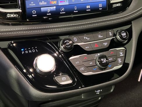 New 2026 Chrysler Pacifica Select image 23