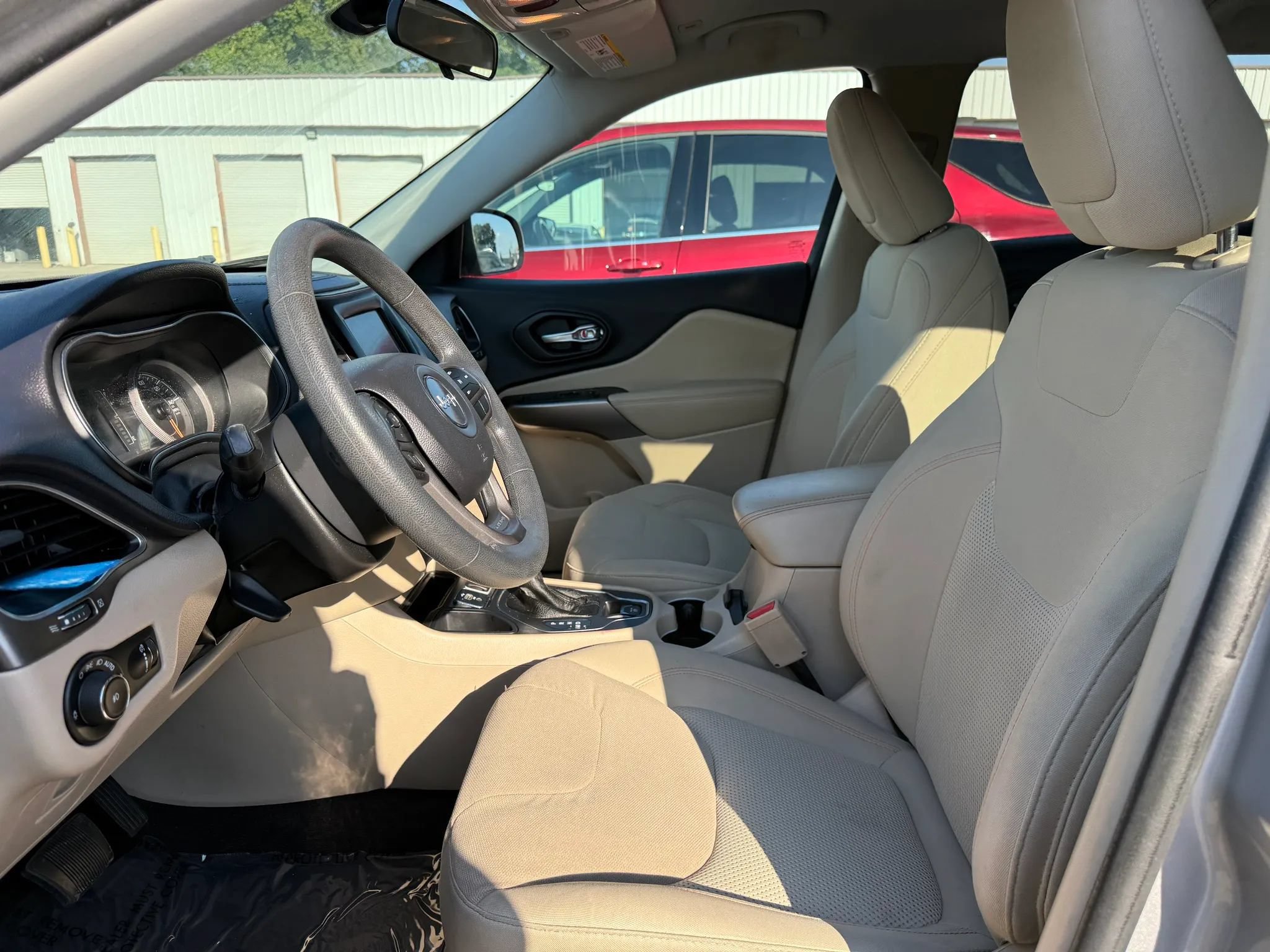 Used 2019 Jeep Cherokee Latitude w/ Popular Appearance Group FWD image 2