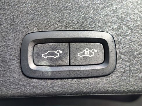 Certified 2025 Volvo XC40 B5 Plus image 29