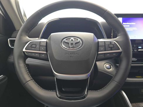 Certified 2025 Toyota Highlander Platinum AWD/4WD image 11