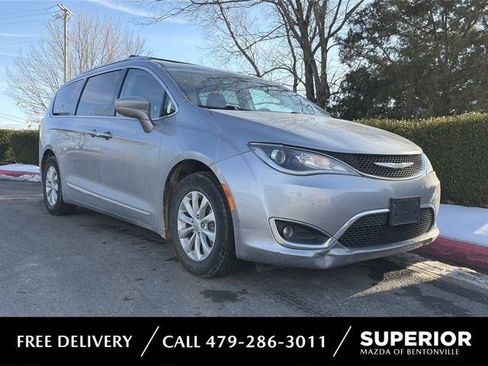 Used 2019 Chrysler Pacifica Touring-L image 1