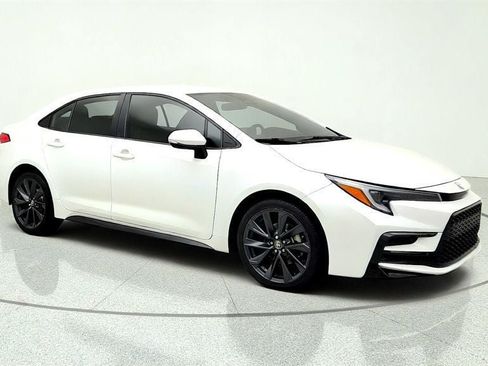 Used 2024 Toyota Corolla SE FWD image 3