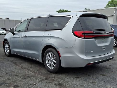 Used 2023 Chrysler Pacifica Touring-L FWD image 4