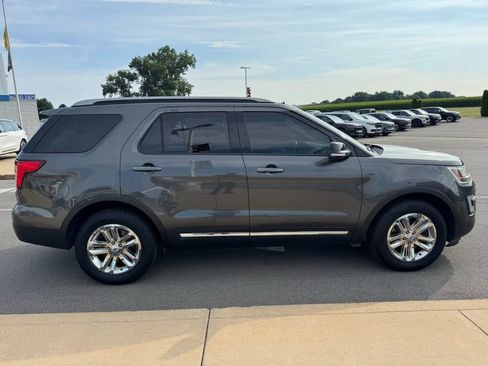 Used 2017 Ford Explorer XLT w/ Equipment Group 202A FWD image 8