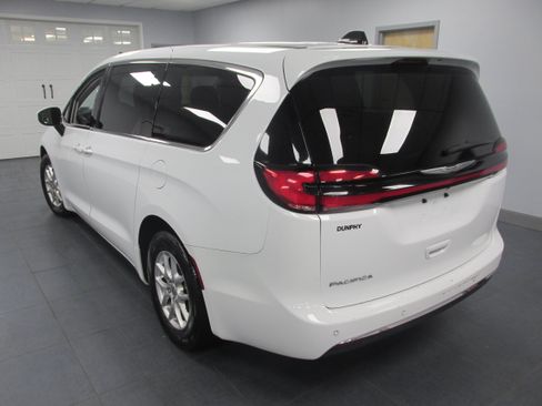 Used 2023 Chrysler Pacifica Touring-L FWD image 6