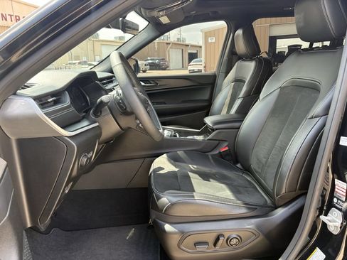 Used 2025 Jeep Grand Cherokee Altitude RWD image 12