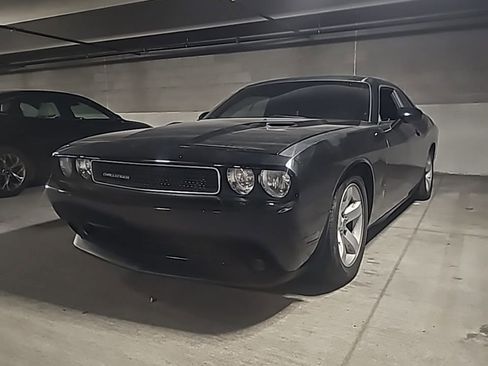 Used 2014 Dodge Challenger SXT image 2