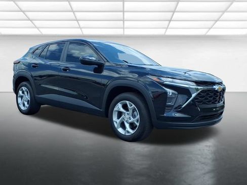 Used 2025 Chevrolet Trax LS w/ LS Convenience Package FWD image 10