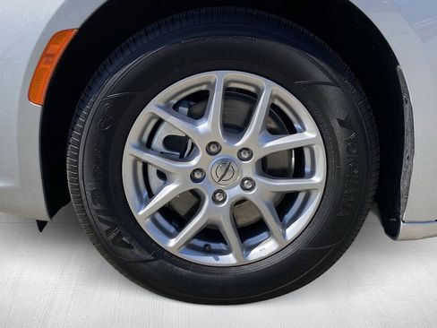 Used 2024 Chrysler Pacifica Touring FWD image 14