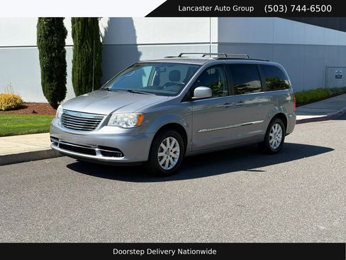 Used 2014 Chrysler Town & Country Touring FWD image 1