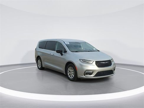 Used 2024 Chrysler Pacifica Touring-L image 2