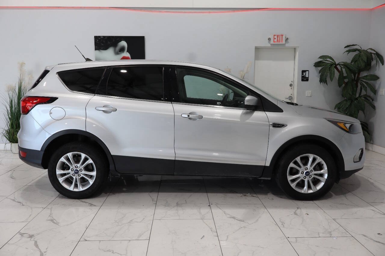 Used 2019 Ford Escape SE FWD image 2