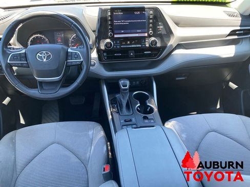 Used 2022 Toyota Highlander LE AWD/4WD image 32
