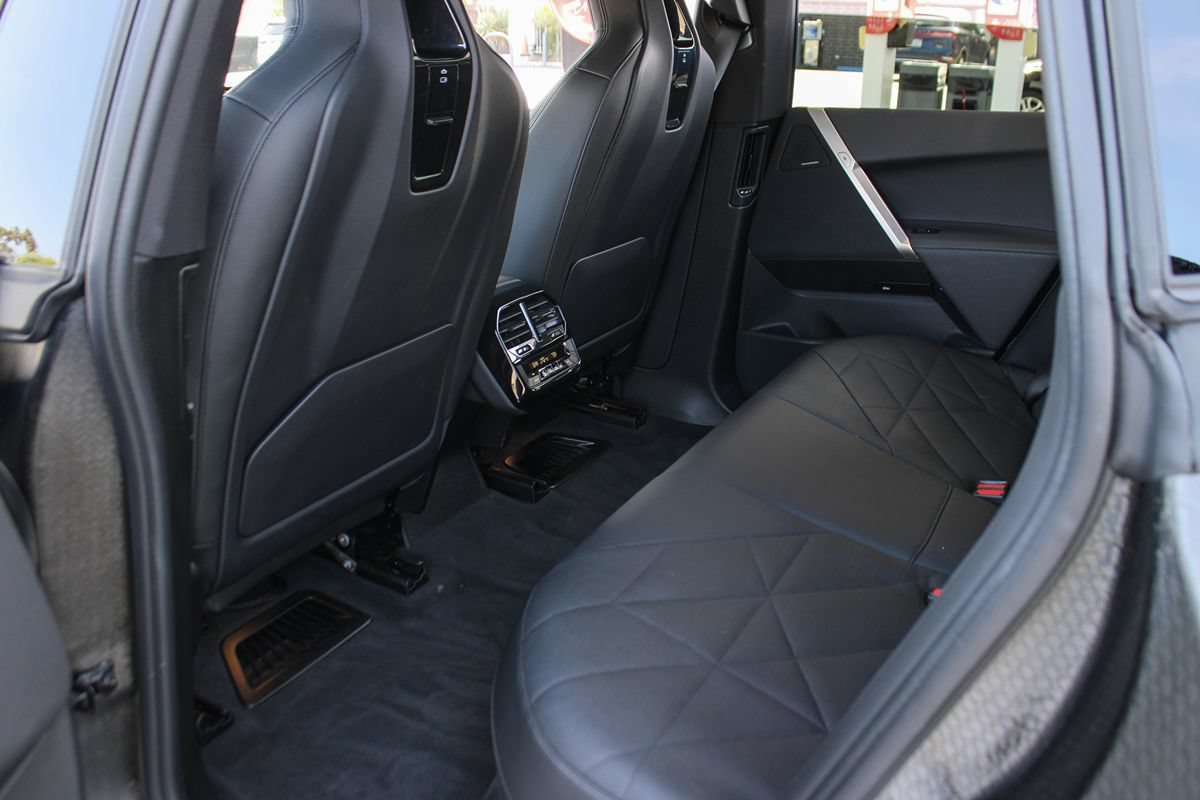 Used 2024 BMW iX xDrive50 w/ Sport Package AWD/4WD image 16