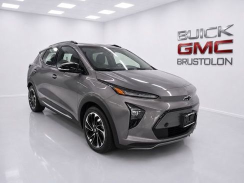 Used 2022 Chevrolet Bolt EUV Premier w/ Super Cruise Package FWD image 3