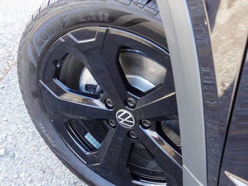 New 2025 Volkswagen Taos SEL image 10