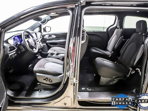 Used 2022 Chrysler Pacifica Touring image 26