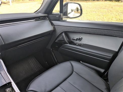 Used 2025 Land Rover Range Rover Sport image 13