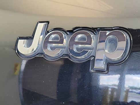 Used 2022 Jeep Grand Cherokee L Laredo w/ Luxury Tech Group I RWD image 8