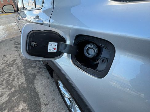 Used 2020 Ford Explorer XLT w/ Equipment Group 202A image 9