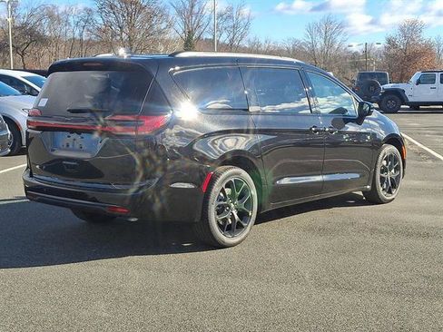 New 2026 Chrysler Pacifica Limited w/ S Appearance Package image 4