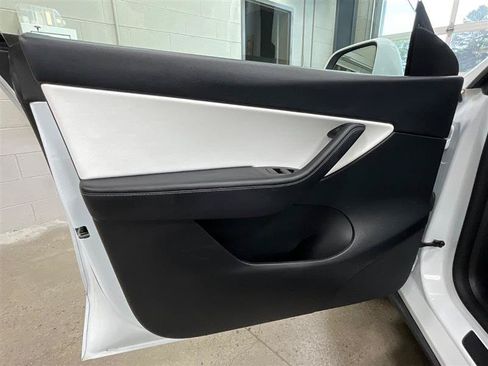 Used 2022 Tesla Model Y Performance AWD/4WD image 10