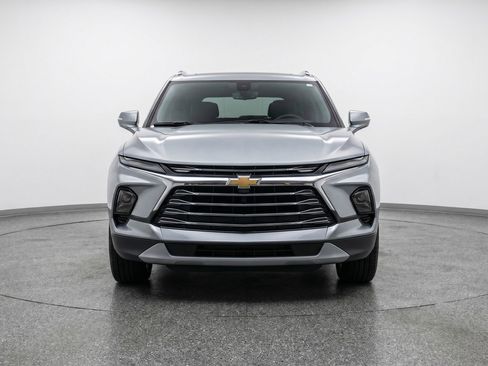 Used 2025 Chevrolet Blazer LT FWD image 2