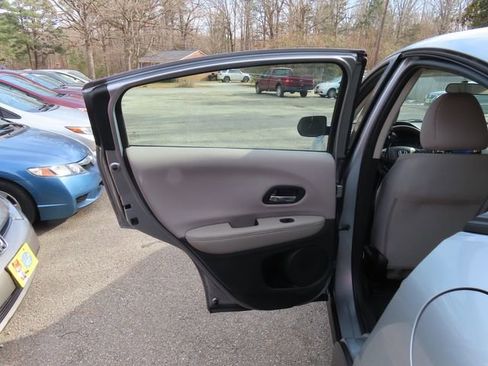 Used 2018 Honda HR-V LX image 11