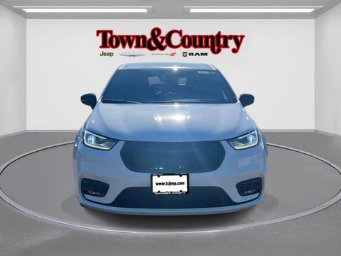 Used 2024 Chrysler Pacifica Limited FWD image 2