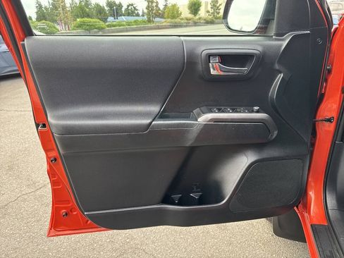 Used 2017 Toyota Tacoma TRD Sport w/ Tow Package AWD/4WD image 28