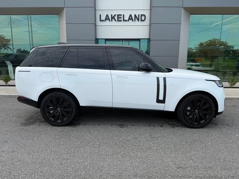 Used 2025 Land Rover Range Rover SE AWD/4WD image 2