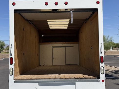 Used 2017 GMC Savana 3500 Extended RWD image 5