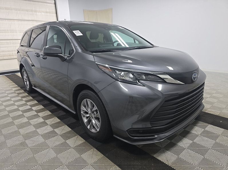 Used 2025 Toyota Sienna LE FWD image 5